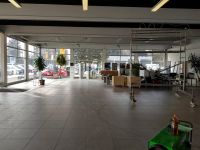 Gemeinsam verlagern wir unser komplettes Büro in den Ausstellungsraum...