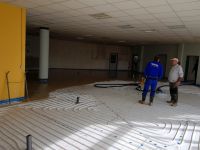 Die neue Bodenheizung steht. Der Estrich wird aufgetragen...